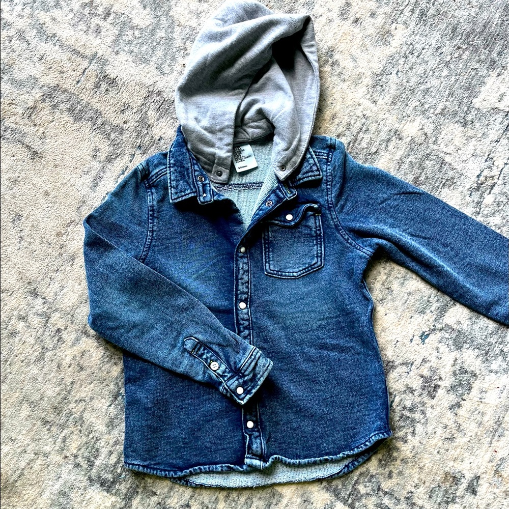 💙H&M Boys Denim knit shirt with gray hoodie.